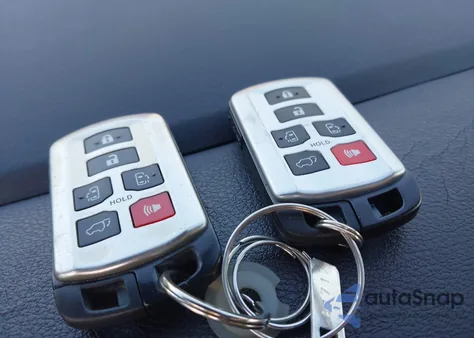 2015 Toyota Sienna Xle Premium 8 Passenger z USA, uszkodzony, nr VIN 5TDYK3DC7FS551678